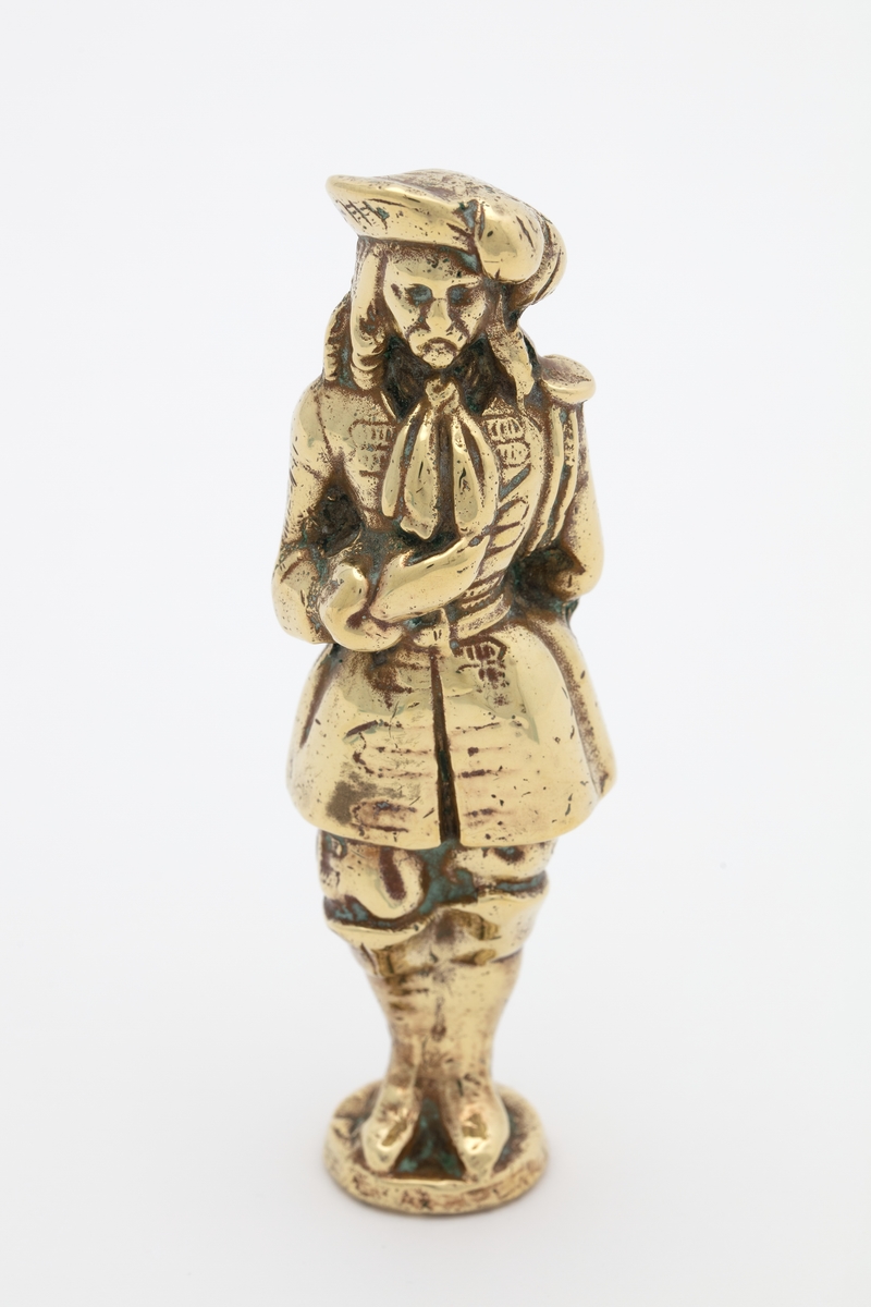 Pipestopper, messing, støpt mannsfigur, drakt fra 1730-årene.