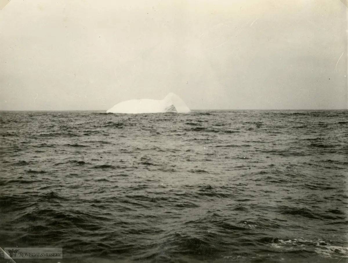 "Det første isfjeld i sydishavet. 1934". Ellsworth-ekspedisjonen 1933-1935. Fra Magnus Johannessens fotoalbum. Magnus Johannessen fra Ålesund var med i mannskapet ombord i ekspedisjonsskipet Wyatt Earp (eks-Fanefjord) på de to første ekspedisjonsturene til Antarktis.