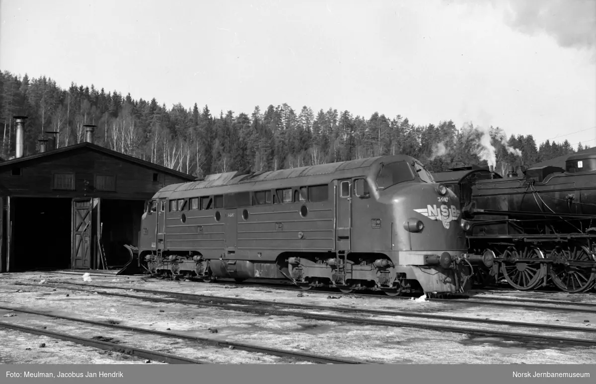 Diesellokomotiv type Di 3 nr. 607 foran lokomotivstallen på Hønefoss stasjon.