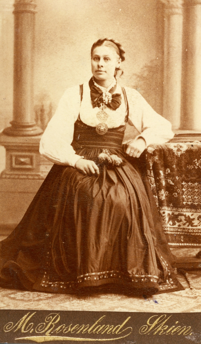 Atelierfoto av Anne Espedal, tatt i 1890-åra.