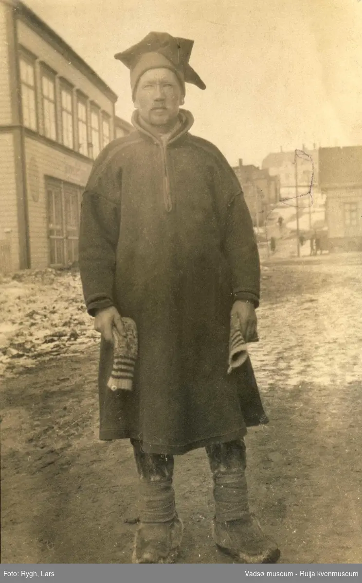 Mann i samisk kofte på torget i Vadsø 1917-1918.