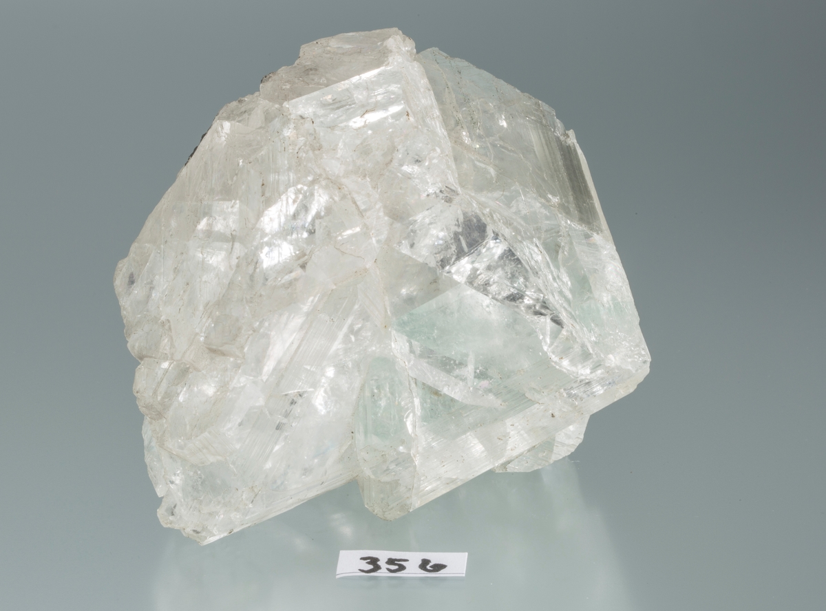 Stor singel-krystall, vannklar, litt svakt grønnlig, kullblende?
Vekt: 736,71 g
Størrelse: 9 x 8,5 x 7 cm

TP