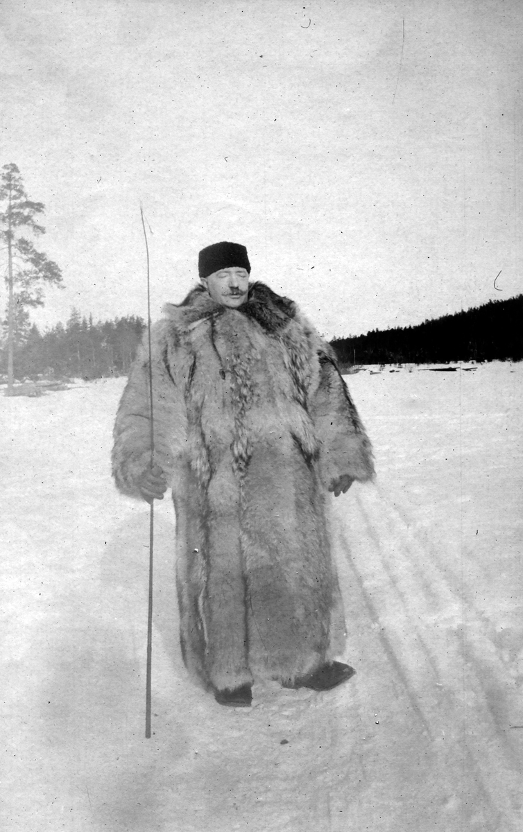 Anders Gjems  i ulveskinnspels,Nesteby,Kongsvinger 1910