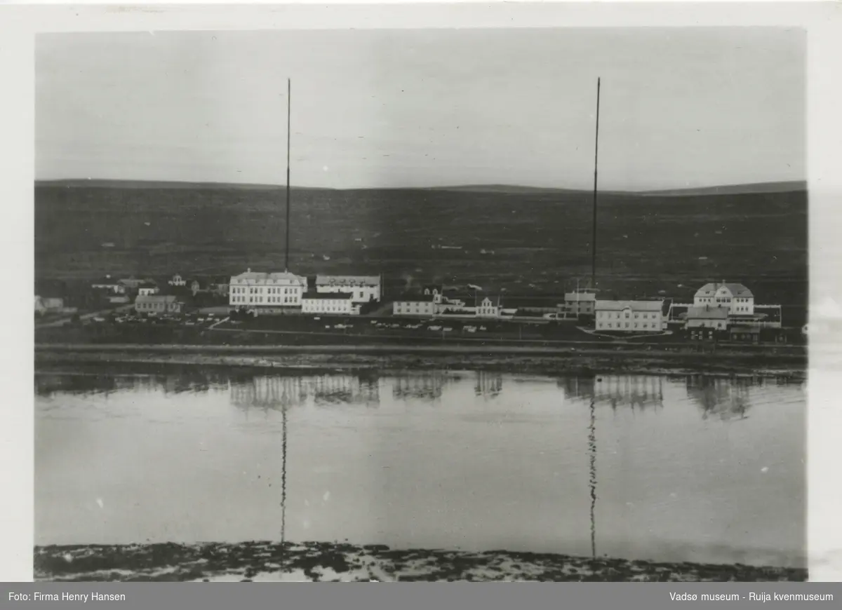 Indrebyen i Vadsø sett fra Vadsø-øya, 1930-tallet.