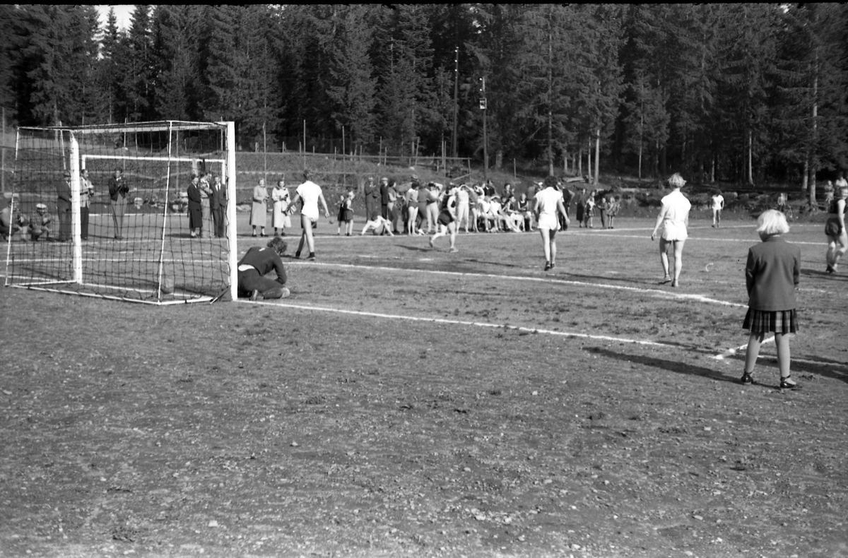 Seks bilder fra en håndballkamp på Kraby Idrettsplass september 1955. Det ene laget er Krabys damelag (med mørke drakter), motstanderen er ukjent.