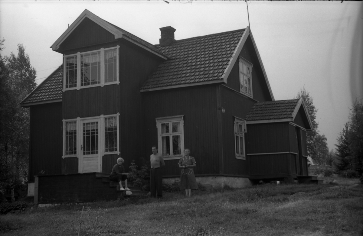 Fem bilder fra Aasen under Løsengen i Gamle Rossgutua på Skreia høsten 1955. Kvinnen på det første bildet er Borghild Løsengen (f.Johannesdtr. Nordrum) som var gift med Albert Anton Løsengen. Hun finnes også på to av de andre bildene, da sammen med eldste dattera Eva Aasen og Karl Skjelstad. Stedet ble bygd opp i 1922.