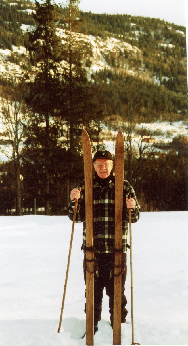 Olav Eikrehagen med gamle ski og staver.