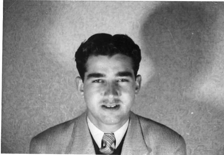 Porträtt av en ung man i kavaj och slips.