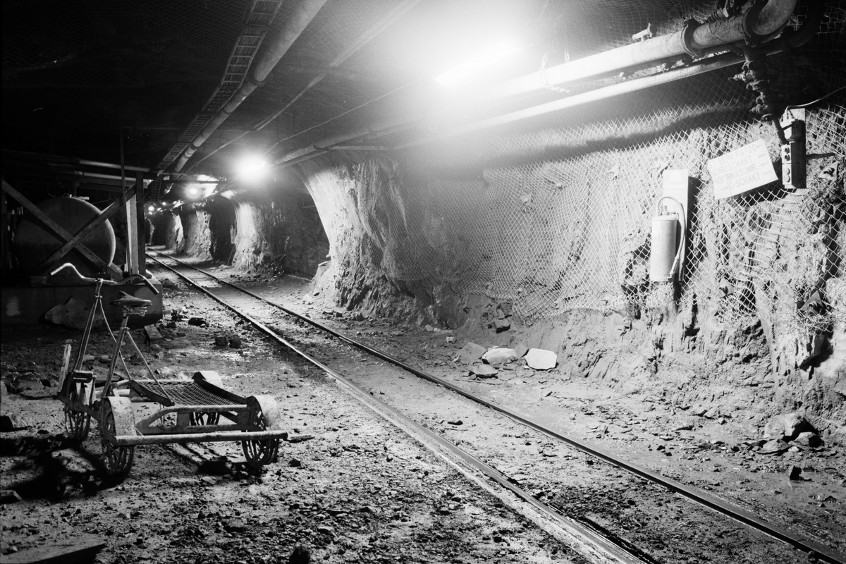 Gruvort med järnvägsspår i Sveagruvan, 350-metersnivån, gruvan under jord, Dannemora Gruvor AB, Dannemora, Uppland augusti 1991