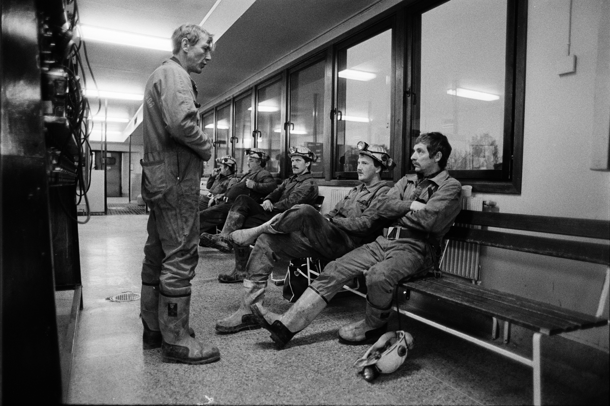Gruvförman Olle Johansson samtalar med gruvarbetare, gruvstugan, Dannemora Gruvor AB, Dannemora, Uppland oktober 1991