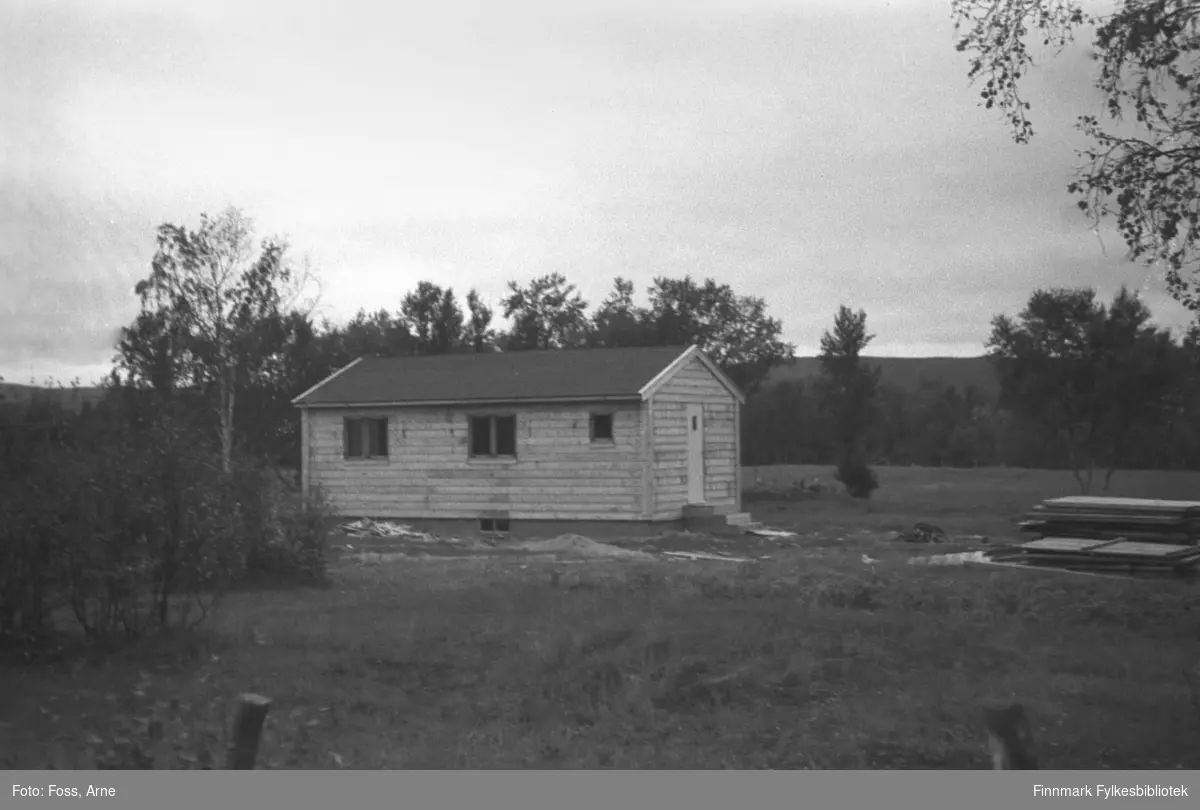 Tana, august-september 1946. "Nasjonalhjelp-bårdstue" hustype. Dette er små enetasjes hus med kjøkken/oppholdsrom som gjennomgangsrom til soverom. I januar 1946 ble det planlagt flere typer bårstuer.