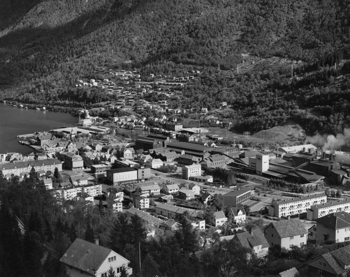 Oversikt over Odda sentrum. Antakeleg 1968