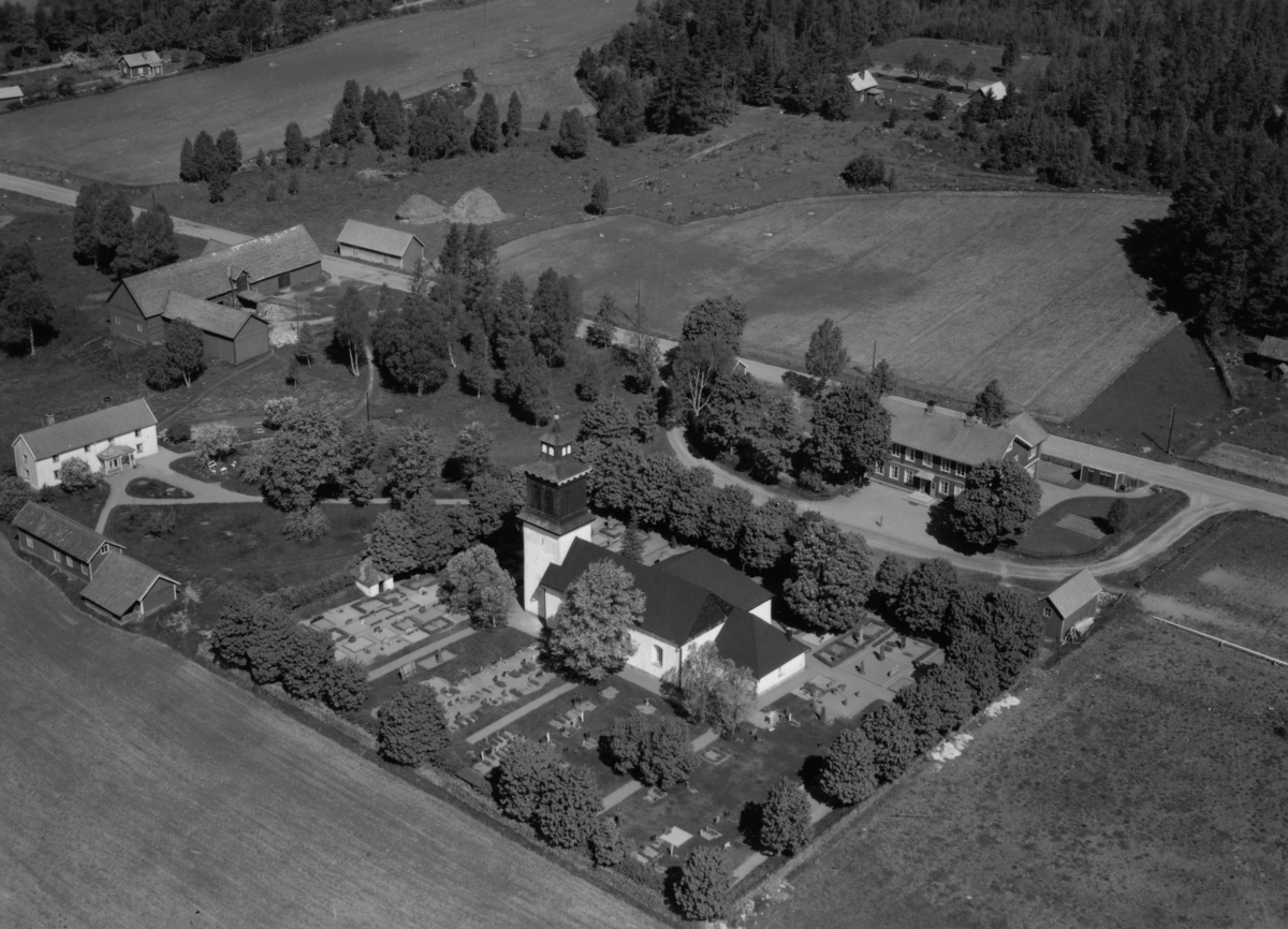 Flygfoto över Bälaryd med kyrkan, i Aneby kommun. Nr P 175