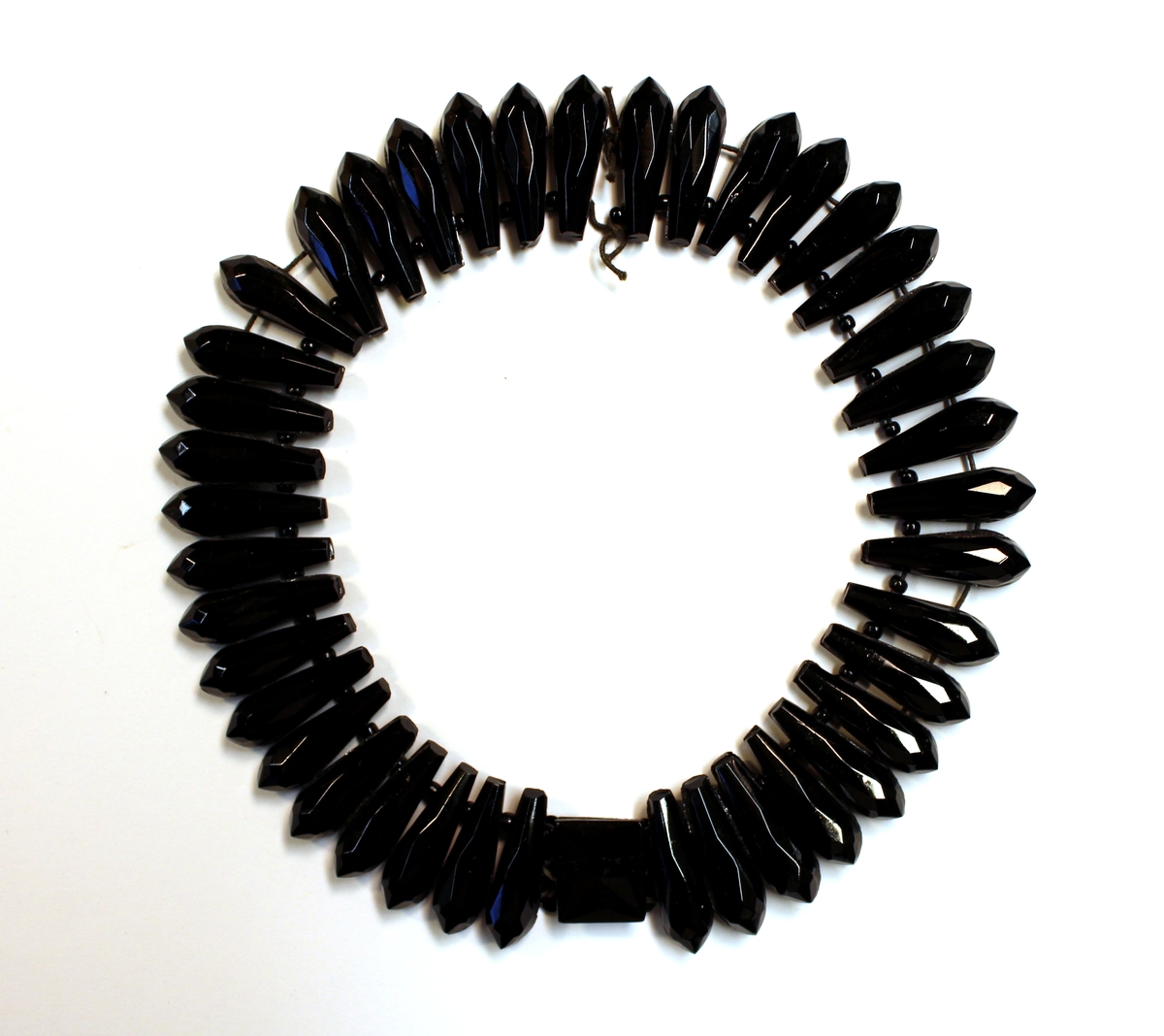 Halsband av jette och svarta stenar.