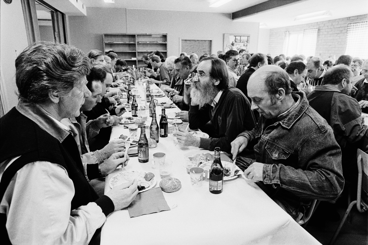 Avslutningsmåltid i matsalen, gruvstugan, Dannemora Gruvor AB, Dannemora, Uppland 1 april 1992