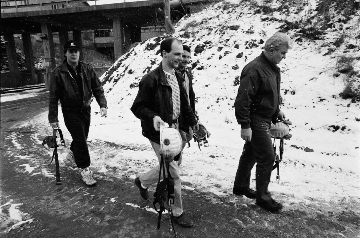 Den sista arbetsdagen - gruvarbetare på väg till förrådet för att lämna in selar och hjälmar, Dannemora Gruvor AB, Dannemora, Uppland 31 mars 1992