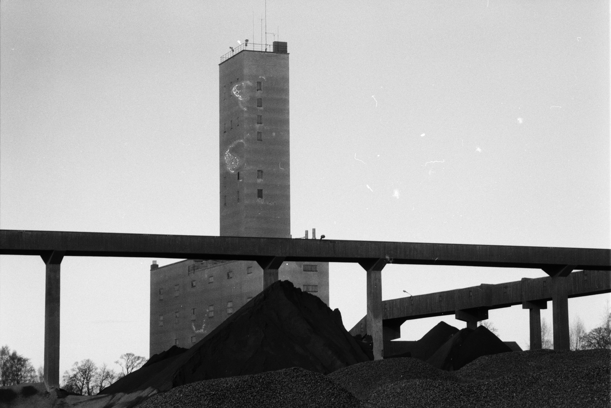 Slig- och gråbergshögar, gruvlaven i bakgrunden, Dannemora Gruvor AB, Uppland februari 1992
