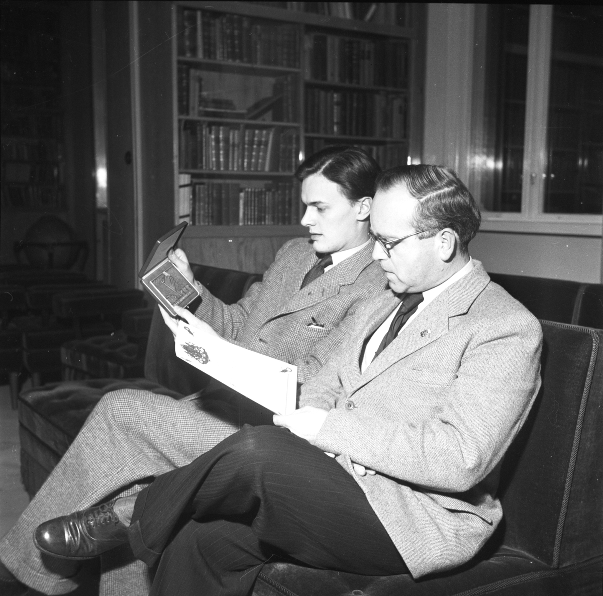 Två män sitter i en soffa, inför Östgöta nations 300-årsjubileum, Uppsala 1946