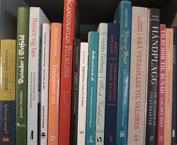 Diverse bøker om tekstilhandverk. (Foto/Photo)