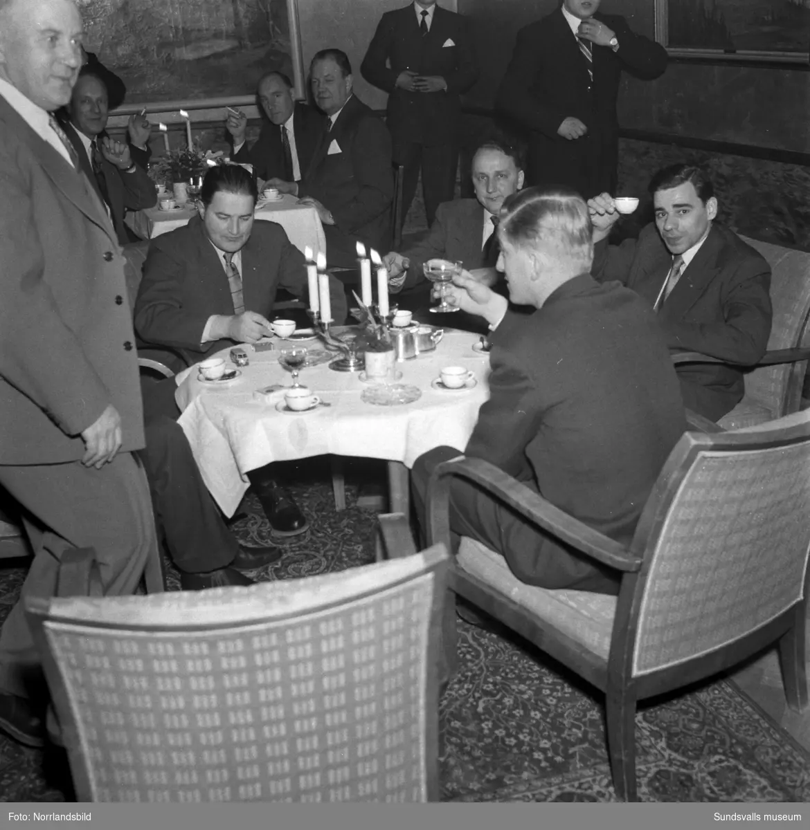 En grupp bilhandlare träffas på restaurang Runan.