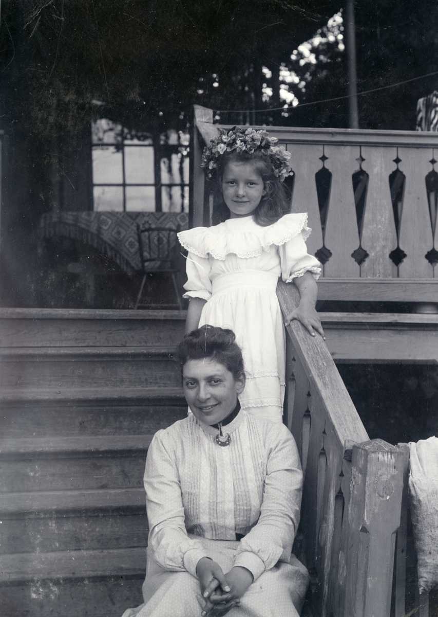 Gelly Rebecka Kempff (1868-1949) med dottern Karin (1896-1993).