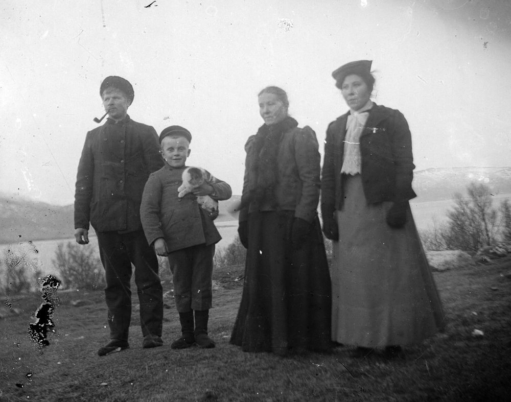 Leirfjord. Fire personer og en katt er fotografert ute. Damen til høyre er avbildet på LEF.F.01321.