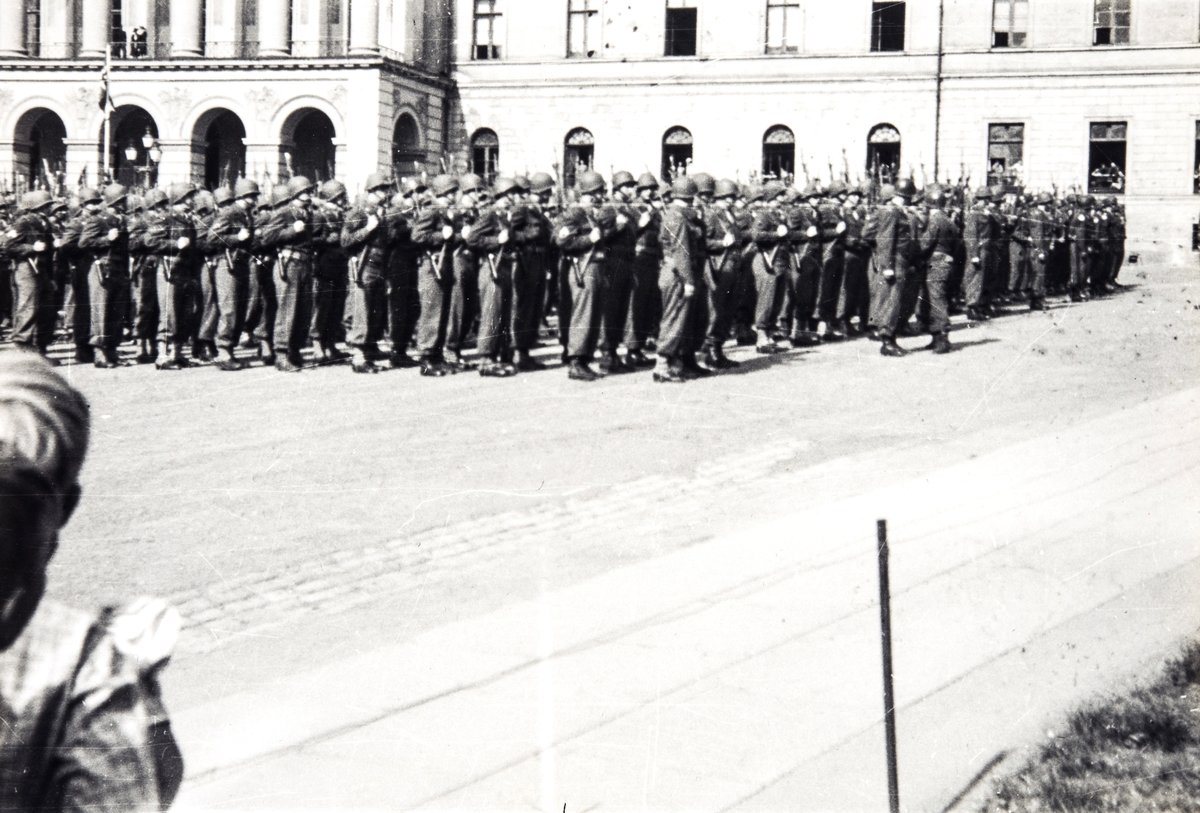Amerikanske soldater i parade på vei opp til Slottet på de alliertes dag, 8 mai 1945.
