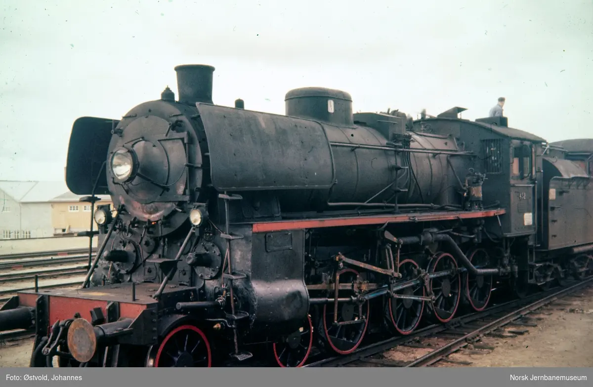 Damplokomotiv type 26c nr. 432 med dagtoget fra Trondheim til Oslo Ø, tog 302, på Røros stasjon.