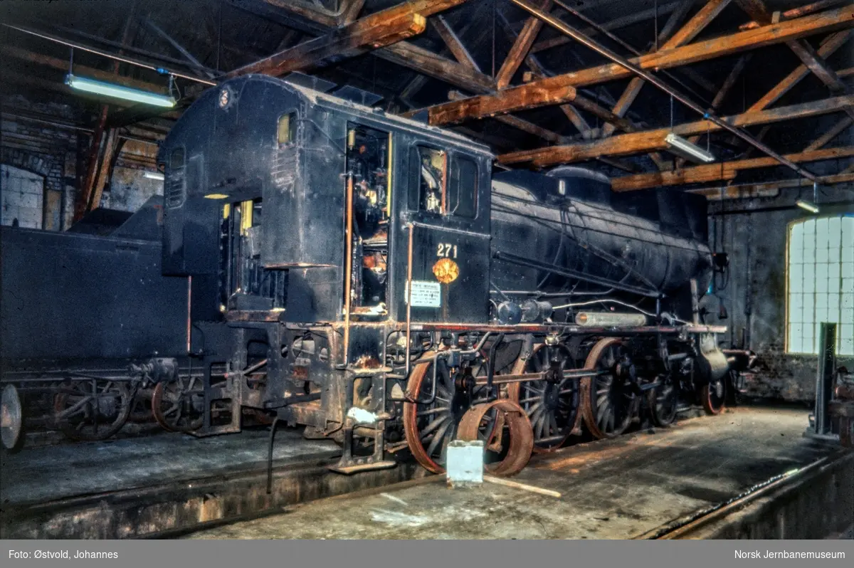 Utrangert damplokomotiv type 30a nr. 271 i lokomotivstallen på Lillestrøm stasjon.