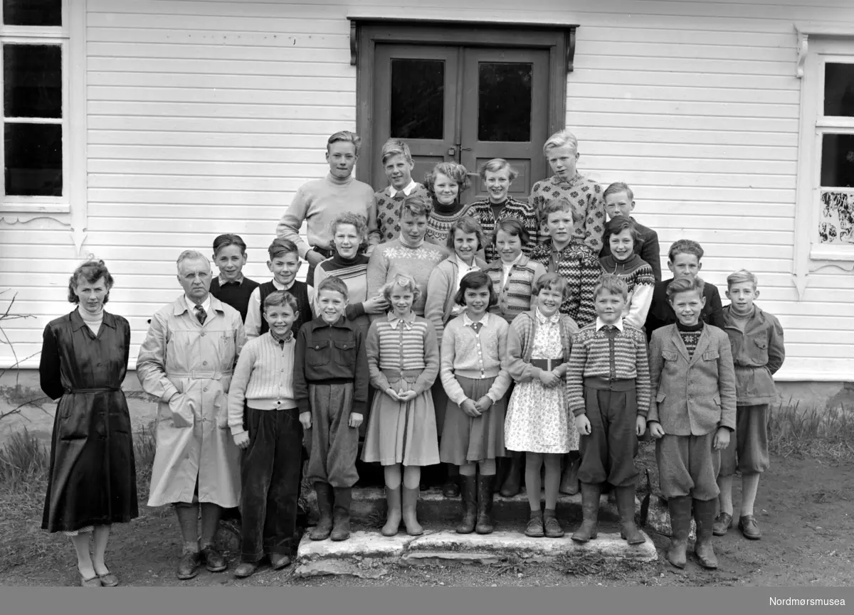Skoleklasse ved Møst Skole på Frei i Kristiansund kommune.  Bildet er datert til skoleåret 1955. Datering er trolig mellom 1950-1960. Fotograf er Nils Williams i Kristiansund. Fra Nordmøre museums fotosamlinger.