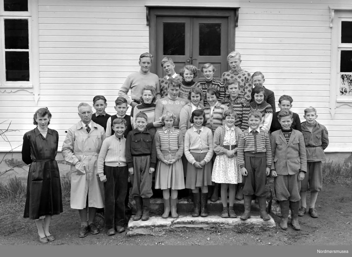 Skoleklasse ved Møst Skole på Frei i Kristiansund kommune.  Bildet er datert til skoleåret 1955. Datering er trolig mellom 1950-1960. Fotograf er Nils Williams i Kristiansund. Fra Nordmøre museums fotosamlinger.