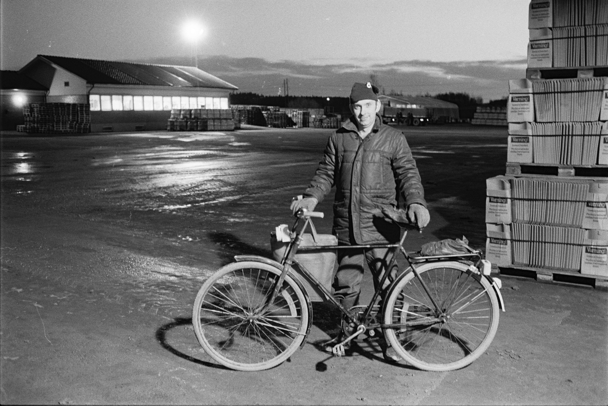 Arbetsdagen är slut, sorterare Lars-Henry Eriksson vid sin cykel, Vittinge Tegelbruks AB, Vittinge socken, Uppland 1986