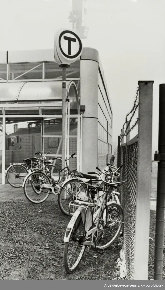 Furuset. Sykkelparkeringen ved T-banestasjonen. November 1978