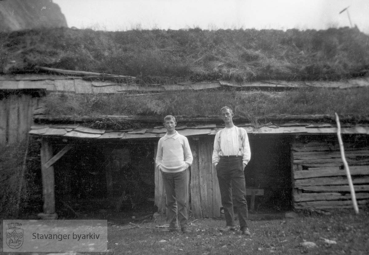 To menn foran hytte / fjellstue