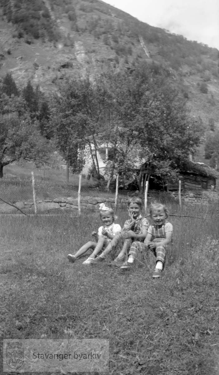 Tre barn i gresset