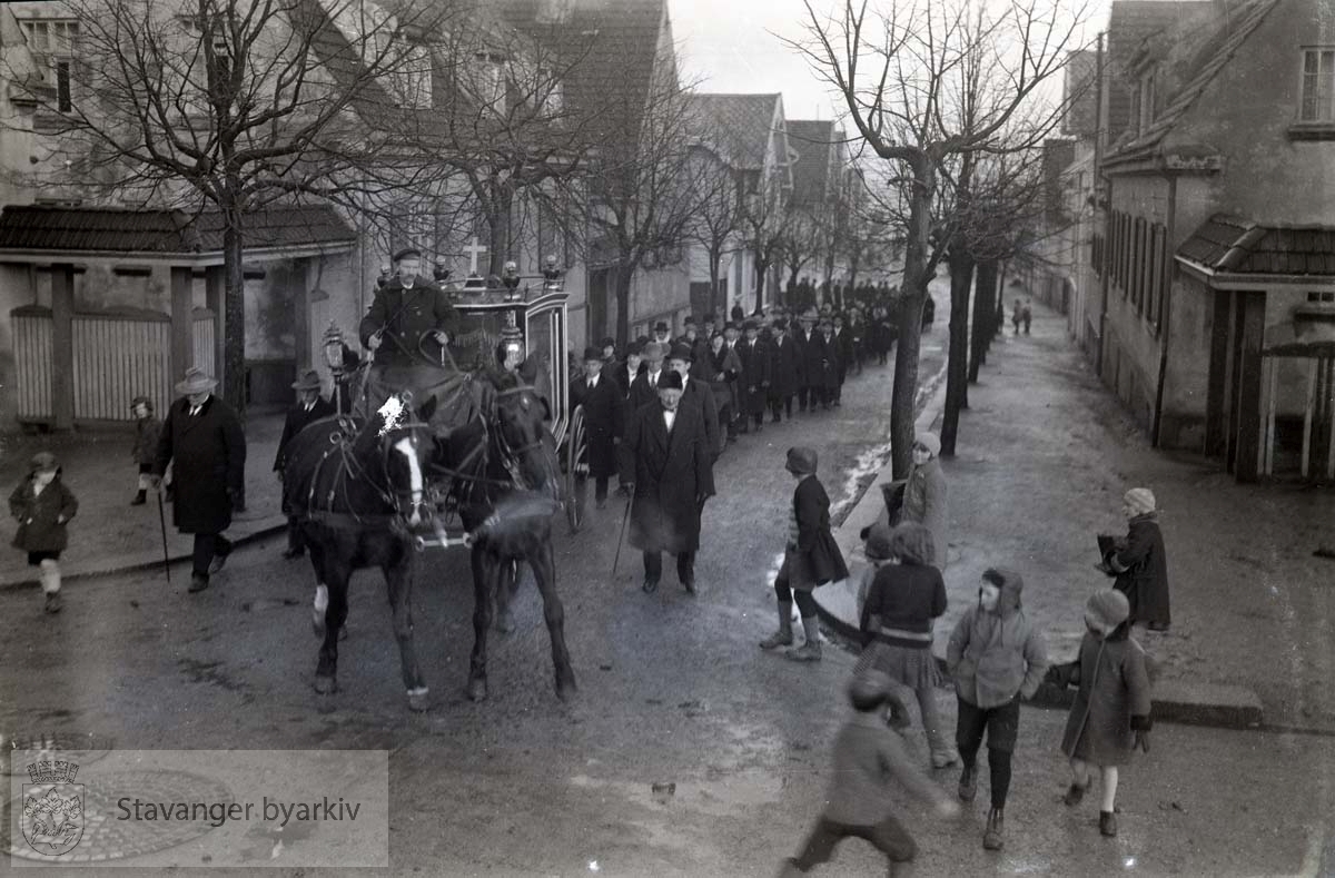 Skuelystne barn til høyre..Hesten står i krysset ved Schiøtz gate (sannsynligvis)