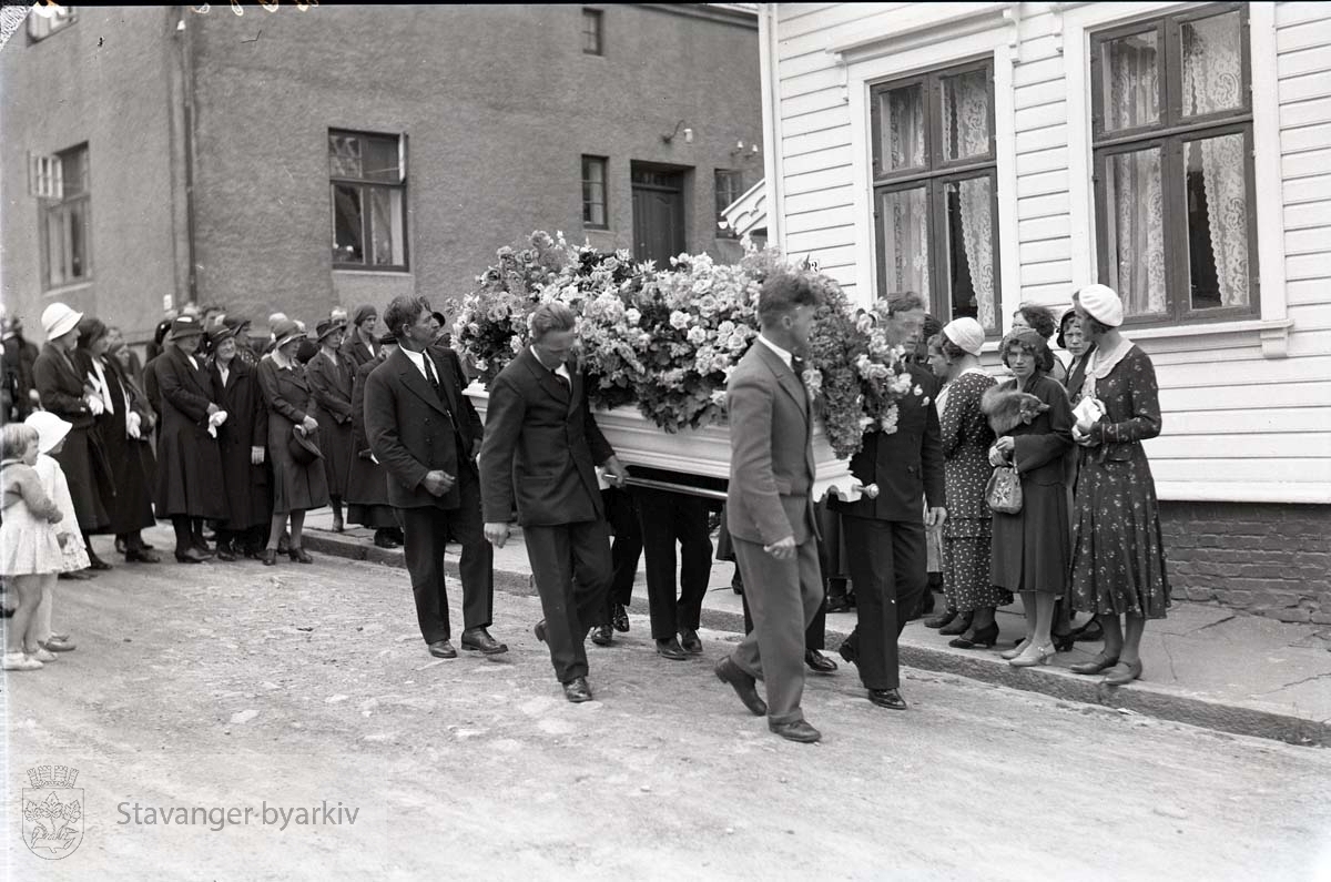 Begravelse for Skaarstad. .Gravfølge ..På vei opp Løvdahls gate, Steingata eller Henrik Steffens gate ?
