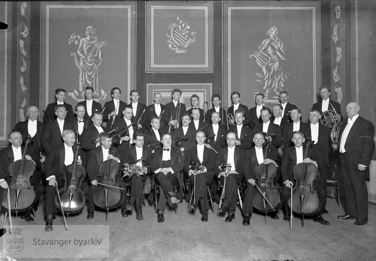 Bildet er tatt etter hva som regnes som orkesterets første skikkelige konsert 24. februar 1933.