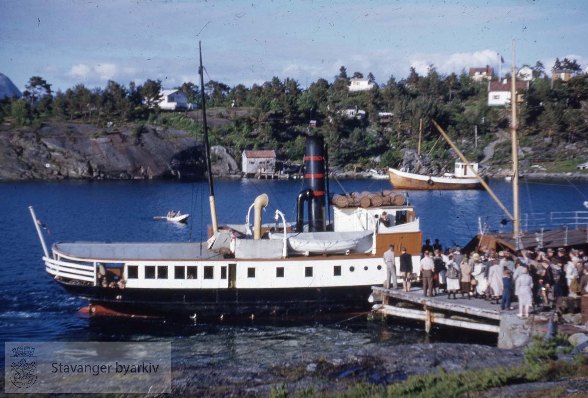 Bildet viser "Øybuen" slik den framsto etter ombygging i 1951, ble tatt ut av trafikk i november 1958...(Opplysninger gitt av Einar Haualand, 06.11.2022).