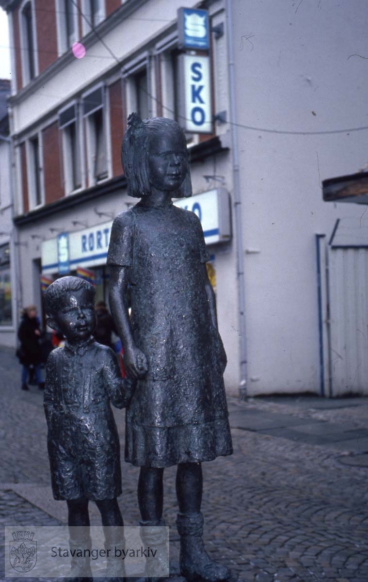 Johanna og Broremann.Skulptur av Svein Håvarstein.Gave fra Stavanger Aftenblad