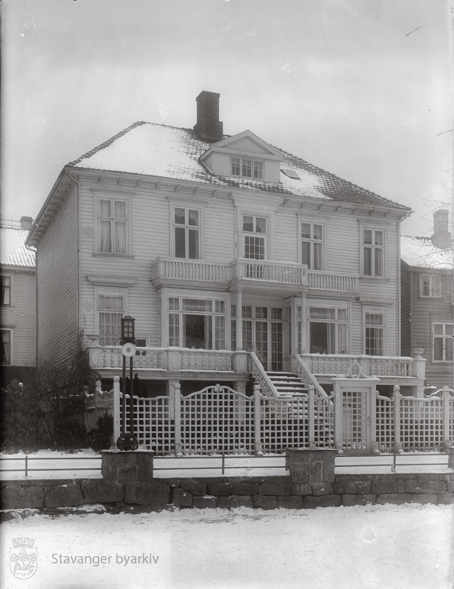 Fotografiet er tatt fra det islagte Breiavatnet etter at promenadeveien er anlagt. Eieren, Emma Nielsen-Øgreid, hadde forsamlingslokalet "Arken" her i mange år.
