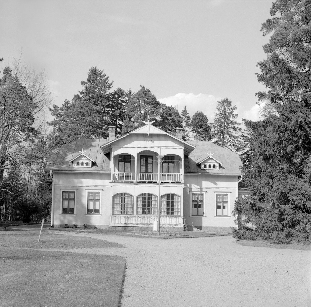 Gamla disponentbostaden till Svenska Chokladfabriks AB (sedermera Cloetta) i Ljungsbro. Uppförd 1902 fördelad på nio rum och kök. Här dokumenterad av Östergötlands museum 1975.