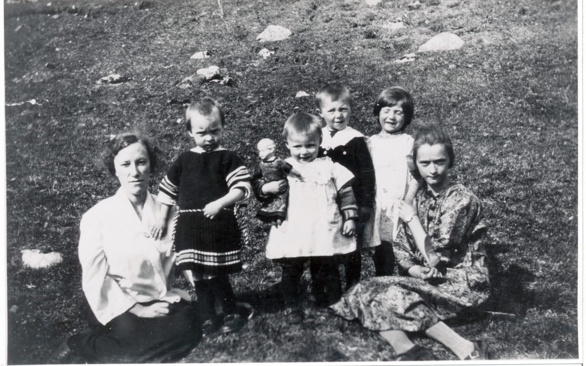 To unge jenter og fire barn. Ca 1927.
