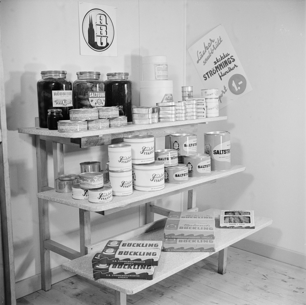 AB Uplandsprodukter, pressvisning, hylla med produkter, Uppsala oktober 1946