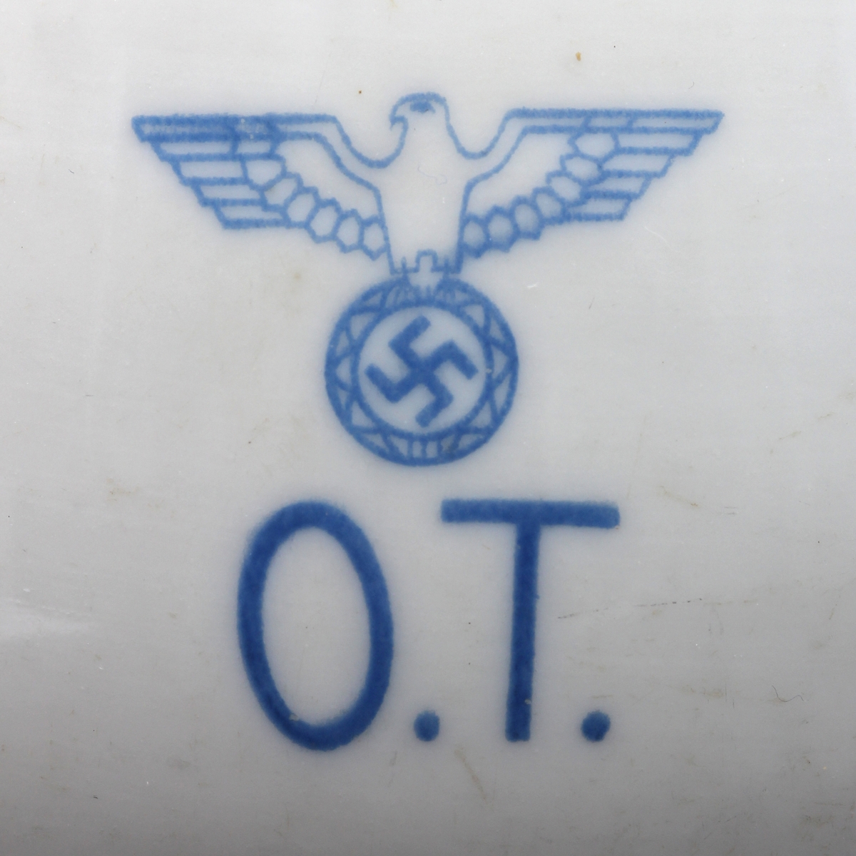 Stor porselenskopp med initialene til O.T. og den tyske ørn i blått.