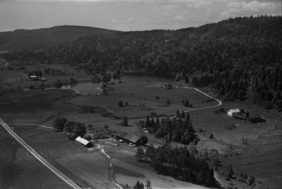 Flyfotoarkiv fra Fjellanger Widerøe AS, fra Porsgrunn Kommune. Siljan tjenna, Bjørkedalen, Eidanger . Fotografert av Vilhelm Skappel, 14.06.1953.