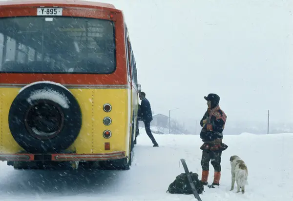 Rutebussen utenfor butikken i Masi (Máze) på 1970-tallet.