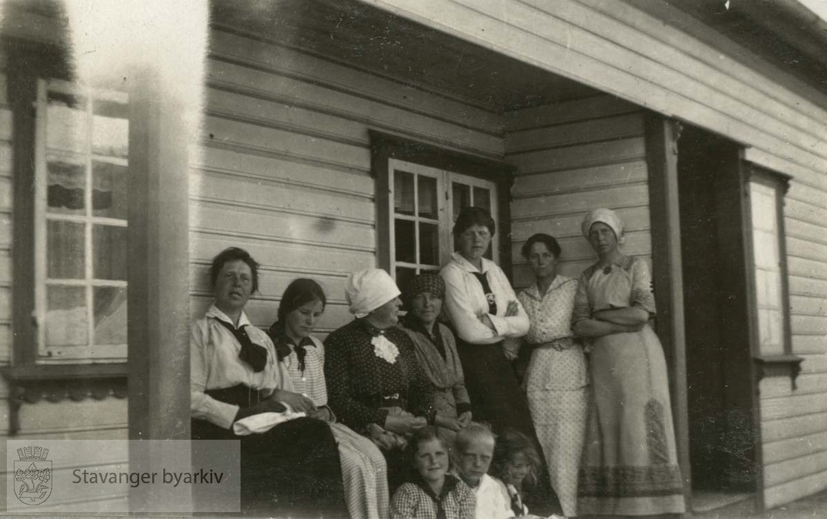 Familien Poulsson leier et jærhus på Orre, sommeren 1915