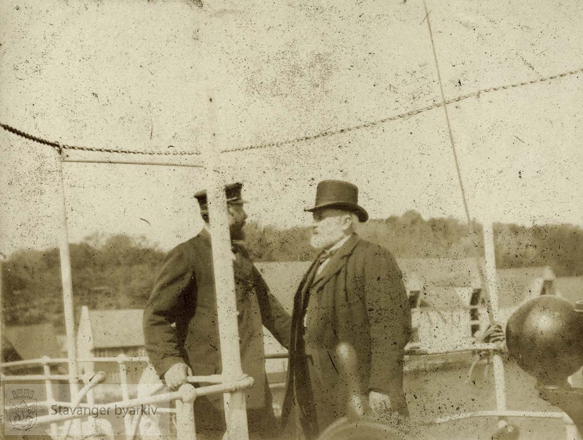 Kaptein J.C. Olsen til venstre