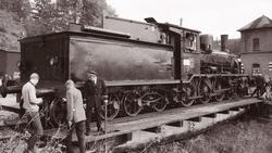 Damplokomotiv type 18c nr. 245 på svingskiven på Krøderen st